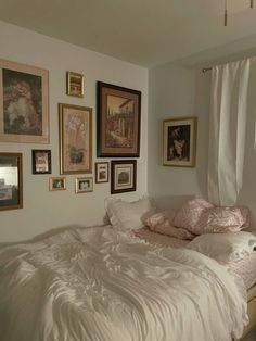 Art Gallery Bedroom, Coquette Bedroom, Dream Bedroom Inspiration, Redecorate Bedroom, Room Renovation, Dream House Rooms, Dream Room Inspiration