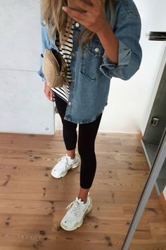 Rainy Weather Outfits Spring, Spring 2024 Outfit, Outfits Frühling, Nyc In September Outfits, Sobrecamisa Mujer Outfit, Leggings Outfit Spring 2024, Frühling Outfits, Casual Outfits For Women In Their 40s, Trendy Mom Outfits Spring 2024