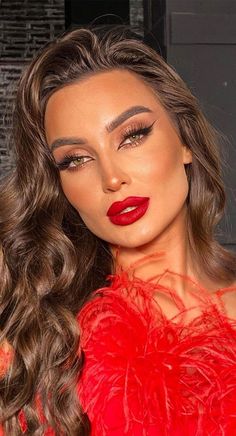 Xmas Photoshoot Ideas Women, Makeup Looks For Christmas Party, Christmas Party Glam Makeup, Glam Christmas Makeup Looks, Eye Makeup For Red Outfit, Christmas Photoshoot Makeup, Christmas Makeup Glam, Holiday Glam Makeup Christmas, Christmas Party Makeup Looks