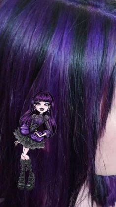 Hair Color Ideas Black And Purple, Black And Purple Hair Highlights, Violet Purple Hair Color, Ideas To Dye Your Hair Red, Dark Purple Streaks In Black Hair, Purple Draculaura Hair, Chunky Purple Highlights On Dark Hair, Blue Skunk Highlights, Alt Colored Hair