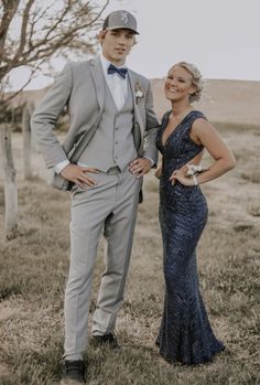 Fun Prom Pictures, Winter Dance Dress, Prom Dress Winter, Winter Dance Dresses, Country Prom, Prom Photography Poses, Couple Prom, V Neck Prom Dress, Homecoming Poses