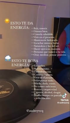 an old record player sitting on top of a table next to a cd player with the words esto te da energia