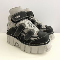 Y2k Shoes, Outfit Ideas For Women, Metallic Sneakers, Shiny Clothes, Girly Shoes, New Rock