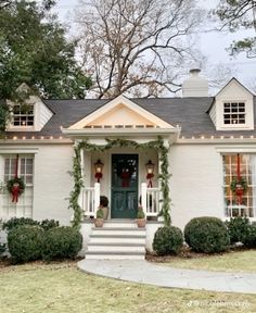 Christmas Exterior, Farmhouse Colonial, New England Christmas, Hart House, Townhouse Exterior, Holly House, Harbor House, My Old Kentucky Home, Colonial House