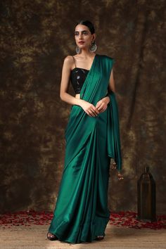 Green Satin Saree, Sari Wedding, Plain Saree, Satin Saree, Green Saree, Fancy Blouses, Stylish Sarees, Saree Look, Satin Silk