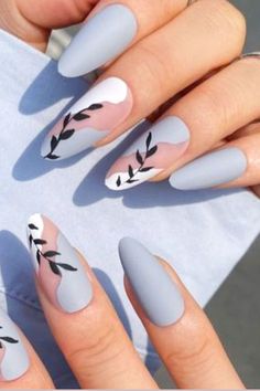 Imagine sleek grey nails adorned with minimalist white and black leaf designs. This abstract nail art combines sophistication with edgy vibes, making a statement without being too loud. Grey Nails, Abstract Nail, Abstract Nail Art, Leaf Designs, Nail Art Trends, Gray Nails, Minimalist White