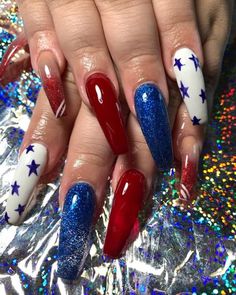 Ladies, it is time to be more patriotic and rock on with these gorgeous ideas for 4th of July nails! Long 4th Of July Nails, 4th Of July Nails Design, Red And Blue Nails, Red White And Blue Nails, White And Blue Nails, Halal Nail Polish, Pretty Fingers, American Nails