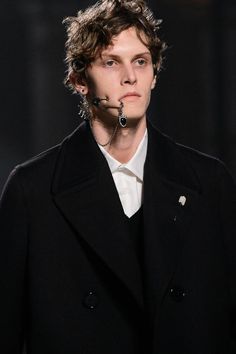 Alexander McQueen Fall 2016 safety pin jewelry Punk Safety Pins Fashion, Male Piercings, Arctic Exploration, Interesting Poses, Punks 70s, Jewellery Model, Alexander Mcqueen 2009 Fall, Alexander Mcqueen 2018, Alternative Men