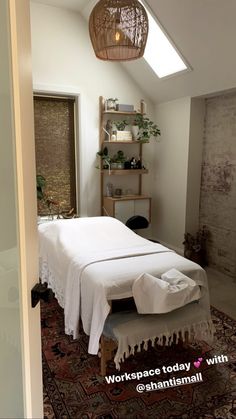 Beach Theme Massage Room, Massage Cabinet Room Ideas, At Home Massage Studio, Massage Therapy Clinic Design, Home Massage Studio, Massage Room Inspiration, Massage Room Set Up, Massage Table Set Up Ideas, Zen Massage Room