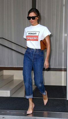 Victoria Beckham - t-shirt-mom-jeans - mom-jeans - verão - street style Victoria Beckham Style Casual Chic, Victoria Beckham Street Style, Victoria Beckham Fashion, Beckham Fashion, Victoria Beckham Outfits, Jeans Trend, Victoria Beckham Style, Look Jean, Style Casual Chic