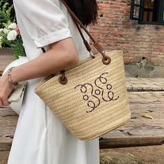 FREE Worldwide Shipping!!!5 Days Easy Return!Estimated delivery time to USA is 10-20 business days, for other countries - 10-49 business days Main Material: StrawLining Material: PolyesterShape: BucketStyle: CasualOccasion: VersatileInterior: Interior Slot PocketExterior: Open PocketSize: 28*21*15 cm/11.02*8.26*5.90 inchesColor: Khaki Our hot items ALWAYS sell out FAST so get yours now before we run out! We only have Limited Stock!