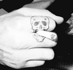 Skull Finger Tattoos, Herren Hand Tattoos, Rock Tattoo, Creepy Tattoos, Diy Tattoo, Maori Tattoo, Dark Tattoo