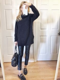 Mules Outfit Fall, Sweater Leather Pants, Black Loafers Outfit, Mule Shoes Outfit, Mules Outfit, Leather Pants Outfit, Turtleneck Jumper, Black Turtleneck Sweater, Black Mules