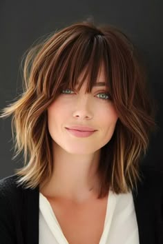 Bob mit Pony: 38+ charmante Schnitte für deinen Look - hairtastic.de Layered Haircuts For Medium Hair, Choppy Bob Hairstyles, Short Hair Color, Haircuts For Medium Hair, Long Bob, Medium Length Hair, Medium Length Hair Cuts