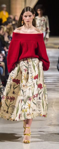 Oscar De La Renta Automne-hiver 2018-2019 - Prêt-à-porter - http://fr.orientpalms.com/Oscar-De-La-Renta-7105 - ©ImaxTree Haute Couture Style, Skirt Outfits Fall, Rock Outfit, Trendy Skirts, 자수 디자인, Red Sweater, New Fashion Trends, Fashion 2018, Look Casual