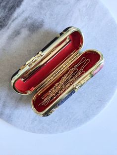 Elegant and classic wedding gift- The beautiful case has little mirror attached and come with 10 pieces of gold bobby pins. case measurement: 3cm x 10cm bobby pin measurements: 5.4 cm 10 pieces of 10K gold bobby pins in a box BOITE LAQUE gathers all the special , unique and one-of-a-kind vintage jewels in good condition however little marks of pre-owned may be shown. These little signs make every vintage piece the best story jewelry and worth to add in your collection. All BOITE LAQUE vintage je Hair Pins Aesthetic, Bobby Pin Storage, Gold Bobby Pins, Bday Gifts For Mom, Bobby Pin Holder, Story Jewelry, Hair Accessories Gold, Vintage Gift Ideas, Luxurious Gifts