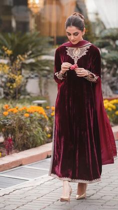 Velvet Pakistani Dress, Velvet Suit Design, Velvet Dress Designs, Pakistani Fashion Party Wear