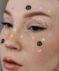 Cherry Eyeliner, Mushroom Eyeliner, Cute Graphic Liner, Halloween Graphic Liner, Candy Makeup Look, Unique Makeup Ideas Creative, Face Painting Aesthetic, Graphic Liner Ideas, Heart Makeup