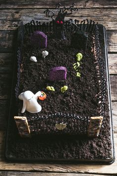 there is a halloween cake made to look like it has been placed in the ground