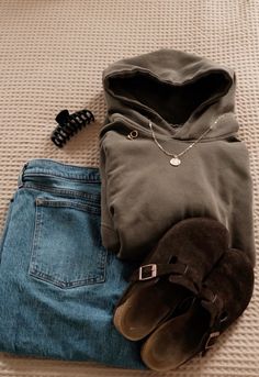 All products 🔗 above! Winter outfit inspo, college outfit, casual outfit, outfit ideas, style tips, fall outfits, sweaters, jeans, accessories, sunglasses, student outfit, college life, street style, streetware, #outfits #outfitideasforwomen #outfitstyle #styleideas Streetware Outfits, Fall Outfits Sweaters, Student Outfit, Winter Outfits College, Winter Outfits For School, College Outfit, Weird Fashion, Fall Fits