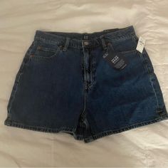 Dark Blue Vintage Style Denim Shorts. High Rise. New With Tags. Dark Blue Denim Shorts Outfit, Y2k Outfits Street Styles Baddie, Blue Denim Shorts Outfit, Y2k Outfits Shorts, Vintage Y2k Outfits, Winter Outfits Y2k, Outfit Hijab Ideas, Y2k Winter Outfits, Pink Y2k Outfit