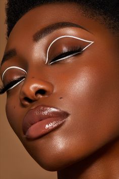 Grafik Eyeliner, White Eyeliner Looks, Editorial Make-up, Make Up Designs, Nails Beach, Eyeliner Designs, Classy Makeup, Make Up Inspiration