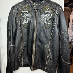 Get Ready To Hit The Road In Style With This Y2k Affliction Embroidered Twin Skulls Black Biker Leather Jacket. Made With Distressed Medium Leather, This Mid-Length Jacket Features A Solid Pattern With A Zip Closure And A Regular Fit. The Jacket Is Perfect For Any Occasion, Whether You're Traveling, Going To A Party, Or Just Dressing Casually. The Jacket Also Has A Range Of Features Including Lightweight Insulated Bodywarmer, All-Season Suitability, And A Full Zip. It's A Limited Edition Jacket With A Vintage Feel, Perfect For The Biker And Designer Look. The Jacket Is Suitable For Various Activities Such As Riding, Walking, And Racing. Get Your Hands On This Jacket Today And Make A Statem Affliction Zip Up, Biker Leather Jacket, Y2k Men, Y2k Affliction, Biker Leather, Hit The Road, Black Leather Jacket, Solid Pattern, Mid Length