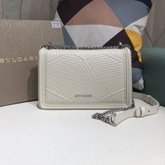 2018 new counter snake head bagSnake-shaped embroidery limited editionBvlgari Serpenti Forever series 286628# imported Italian lambskin inside and outside. Compared with other classic snake head bags, this time it uses the currently very popular quilting The sewing process and the matching color of the bag are more particular, and the accessories retain the always very luxurious enamel snake head! 『⚠️The counters are equipped with uniform raincoats, mirrors, gift box packaging, laser anti-counterfeiting labels and printed independent codes』

Size: 24x15x7cm Luxury Embossed Rectangular Bag, Luxury Rectangular Embossed Bag, Luxury Embossed Formal Bags, Designer Formal Bag With Embossed Details, Designer Embossed Formal Bag, Luxury Embossed Top Handle Shoulder Bag, Designer Embossed Bags For Formal Occasions, Luxury Embossed Shoulder Bag, Elegant Embossed Top Handle Shoulder Bag