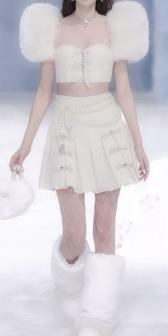 Runway Fashion Couture, Runway Outfits, White Outfit, Naomi Campbell, Kpop Fashion Outfits, Kpop Fashion, Kpop Outfits, Stage Outfits