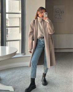 Classy Jeans Outfit Winter, Nyc Winter Capsule Wardrobe, Casual Winter Outfits For Women Comfy, Autumn Fashion 2024 Australia, Winter In Scotland Outfits, Winter Outfit Australia, Winter Scandi Style, Scandinavian Fashion 2024, Cold Weather Outfits 2024