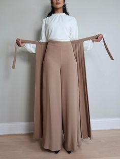 Pleated Waist Pants, Matching Pants Set, Funny Fashion, Fashion Fail, Classy Casual Outfits, Classy Casual, Pantalon Large, Unique Designers, Waist Pants