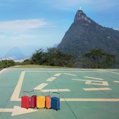 The new luggage by Marc Newson embodies the Louis Vuitton Spirit of Travel, photographed by Patrick Demarchelier. Marc Newson, Luxury Luggage, Patrick Demarchelier, Best Luggage, Louis Vuitton Fashion, Louis Vuitton Official, Luxury Accessories, Online Magazine, Travel Around The World