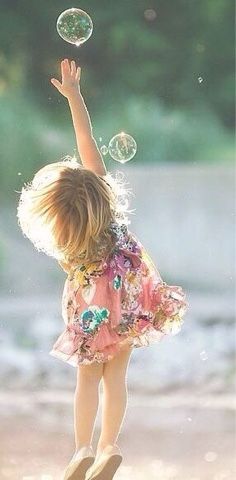 Verliefd op het leven: Zeepbel Playing With Bubbles, Blowing Bubbles, Soap Bubbles, Jolie Photo, Simple Pleasures, Little People, Children Photography, Baby Photography, Picture Perfect