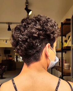 Short Layered Curly Hair, Male Haircuts Curly, Gorgeous Gray Hair, Short Haircut Styles, Curly Hair Photos, Wavy Haircuts, Short Sassy Hair