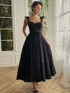 DescriptionStyleSexy, ElegantSleeve LengthSleevelessNecklineSweetheartFabricSequinedEmbellishmentSequins, LaceDesignBacklessSilhouetteA-LineWaistlineRaisedBack DetailsBacklessSlit TypeNo open seamPatternSolid ColorOccasionPartySeasonSpring, Summer, FallGroupAdultsGenderWomenBuilt-in BraNoClosuresZipperLengthMediumWeight0.6kg Sweetheart Neck Dresses, Plus Size Vintage Dresses, Black Spaghetti Strap Dress, Black Homecoming Dress, Graduation Party Dresses, Vintage Black Dress, Homecoming Dresses Long, Dress Women Elegant, Party Kleidung