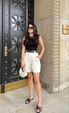 Bermuda Shorts Outfit Women, Alfa Female, Colombia Outfits, Minimalist Casual Outfit, Linen Shorts Outfit, Looks Com Short, Modest Casual Outfits, Best Winter Outfits, Elegant Outfit Classy