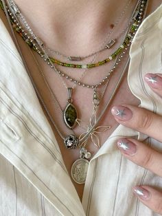 Statement Jewelry Aesthetic, Aesthetic Necklace Layering, Vintage Boho Jewelry, Silver Jewelry Stacking, Maximalist Necklace Layering, Rings Stacking Ideas, Colourful Silver Jewelry, Gold And Silver Mixed Jewelry Aesthetic, Silver Girl Aesthetic Jewelry