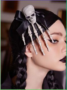 There are some wonderful uses for baking soda - From cleaning to healing sore throats, find out 56 uses for this magical household product. Diy Halloween Scary, Spooky Accessories, Cabelo Pin Up, Halloween Pin Up, Punk Skull, Goth Hair, Cap Ideas, Big Forehead