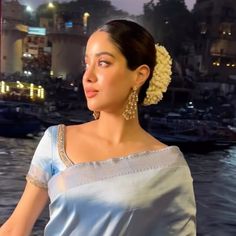 Desi Makeup, Janvhi Kapoor, Jahnvi Kapoor, Vintage Bollywood Aesthetic, Bollywood Aesthetic, Jhanvi Kapoor, Saree Blouse Styles, Subtle Nails, Desi Aesthetic