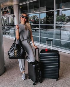 Say goodbye to boring travel outfits with these 15 chic airport looks! From grey loungewear to stylish accessories like the YSL Icare tote bag, these outfits are perfect for those who want to look cute and cozy during their travels. Perfect for both a short and a long-haul flight, this outfit inspo will make sure you arrive in style, no matter the destination. Chic Pursuit, Aeroplane Outfit, Flight Outfit Airport Style, Comfortable Airport Outfit, Casual Travel Outfit