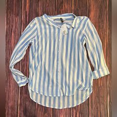 Women’s H&M Light Blue And White Striped Collar Shirt Brand New With Tags Size 10 Medium Casual H&m Shirt For Day Out, H&m Blue Workwear Top, Blue H&m Top For Work, Trendy H&m Summer Shirt, Trendy Blue Blouse With Shirttail Hem, H&m Blue Collared Top, Blue Collared H&m Top, Trendy Blue H&m Tops, H&m Summer Shirt For Day Out