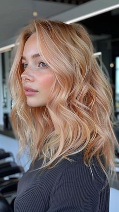 Picture of medium length blonde wavy hair with strawberry blonde balayage and a lot of volume is a very chic and cool idea Jahodová Blond, Copper Blonde Hair, Light Strawberry Blonde, Blonde Lowlights, Balayage Blond, Strawberry Blonde Hair Color, Blonde Wavy Hair, Spring Hair Color, Strawberry Blonde Hair