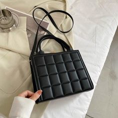 Brand Name: REPRCLALining Material: Synthetic LeatherShape: SquarePlace Of Origin: HE BEI ?ProvinceHandbags Type: Shoulder BagsTypes of bags: Shoulder HandbagsOrigin: CN(Origin)Main Material: PUClosure Type: zipperHardness: HARDStyle: FashionModel Number: A0302Occasion: VersatileGender: WOMENPattern Type: PlaidNumber of Handles/Straps: SingleInterior: Cell Phone PocketItem Type: Handbags Scarf Decor, Popular Handbags, Satchel Bag, Lady Dior Bag, Square Bag, Olivia Mark, Small Tops, Satchel Bags, Luxury Handbags