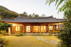 Korean Farmhouse, Korean Hanok House, Korean Homes, Korean Houses, Japanese House Exterior, Hanok House, Korean Traditional House, Traditional Korean House, Korean House