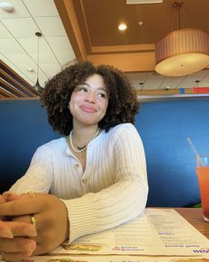 Curly Girly Aesthetic, Curly Hair Girls Aesthetics, Lightskin Girl Curly Hair, Curly Hair Girl Aesthetic Faceless, Cabello Afro Natural, 3c Hair, Afro Girl, Curly Hair Cuts