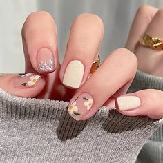 NICENEEDED Cute Press On Nails Carré Court, Faux Ongles Couverture Complète Fleur Jaune, Bâton de Paillettes Brillantes Sur les Ongles avec des Autocollants de Colle à Ongles Bâton en Bois pour Outil Floral Nail Designs, Nail Art Gel, Flower Nail Designs, Floral Nail Art, Foil Nails, Nail Designs Spring, Floral Nails, Nail Sizes