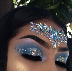 Festival Makeup Look | Blue Eyeshadow | Cut Crease | Diamond Studs | Fleeky Eyebrows | Diamond Wing Liner | Highlight on Fleek #festival #makeup #blue Pin: @amerishabeauty Jewel Makeup, Gem Makeup, Fantasy Make-up, Make Carnaval