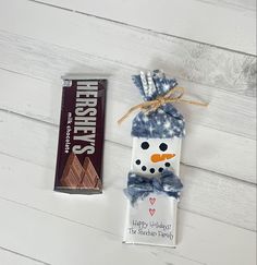 Chocolate bars wrapped to look like snowmen for the holidays Christmas Party Favors Diy, Christmas Favors Diy, Thanksgiving Gifts Diy, Candy Bar Gifts, Chocolate Bar Favors, Christmas Thank You Gifts, Christmas Candy Bar, Snowman Theme, Christmas Wedding Favors