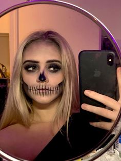 Skeleton Makeup Halloween Costume, Holloween Costume Ideas Skeleton, Skeleton Face Halloween, Tiktok Halloween Makeup, Halloween Makeup Ideas Skeleton, Halloween Face Makeup Skeleton, Skull Costume Makeup, Womens Skeleton Costume Make Up, Skeleton Makeup For Halloween