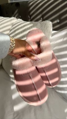 Uk Outfits, Pink Ugg Slippers, Sneakers Nike Jordan, Pretty Sneakers, Pink Uggs, Pretty Sandals, Future Room, Pretty Shoes Sneakers, Cute Slippers